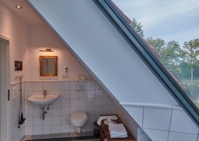 Stellmacherei - Bad OG mit Badewanne und Blick über die Felder auf die Ostsee